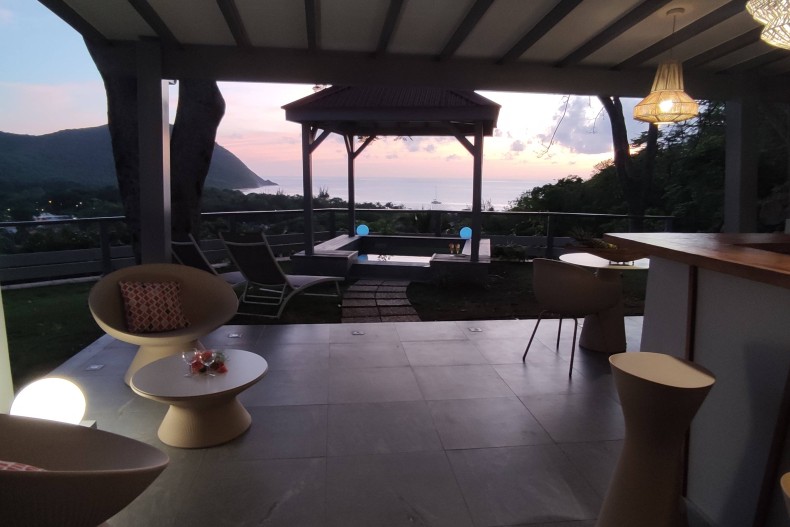 La terrasse avec une vue dans le jardin au soleil couchant